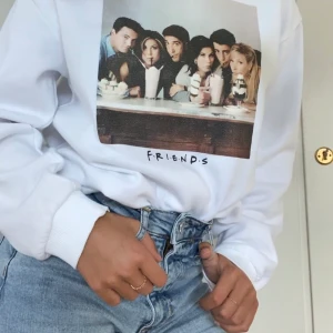 Friends tröja - En tröja med tv serien friends på! Storlek XS men passar bra på mig som är S. 120kr + frakt