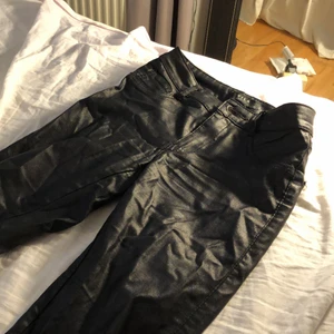 Skinnbyxor stl xs - Ett par skinnbyxor från vila i stl xs. De ser lite skrynkliga ut på bilden med det är de inte på. Fina festliga byxor som är låga i midjan