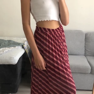 Plisserad kjol  - Plisserad kjol från ICHI (köpt på Åhléns) i storlek M. Säljes pga lite stor men IOM att det är resår så passar den allt från S-XL. Kan hämtas upp på Södermalm annars kostar frakt 22kr!