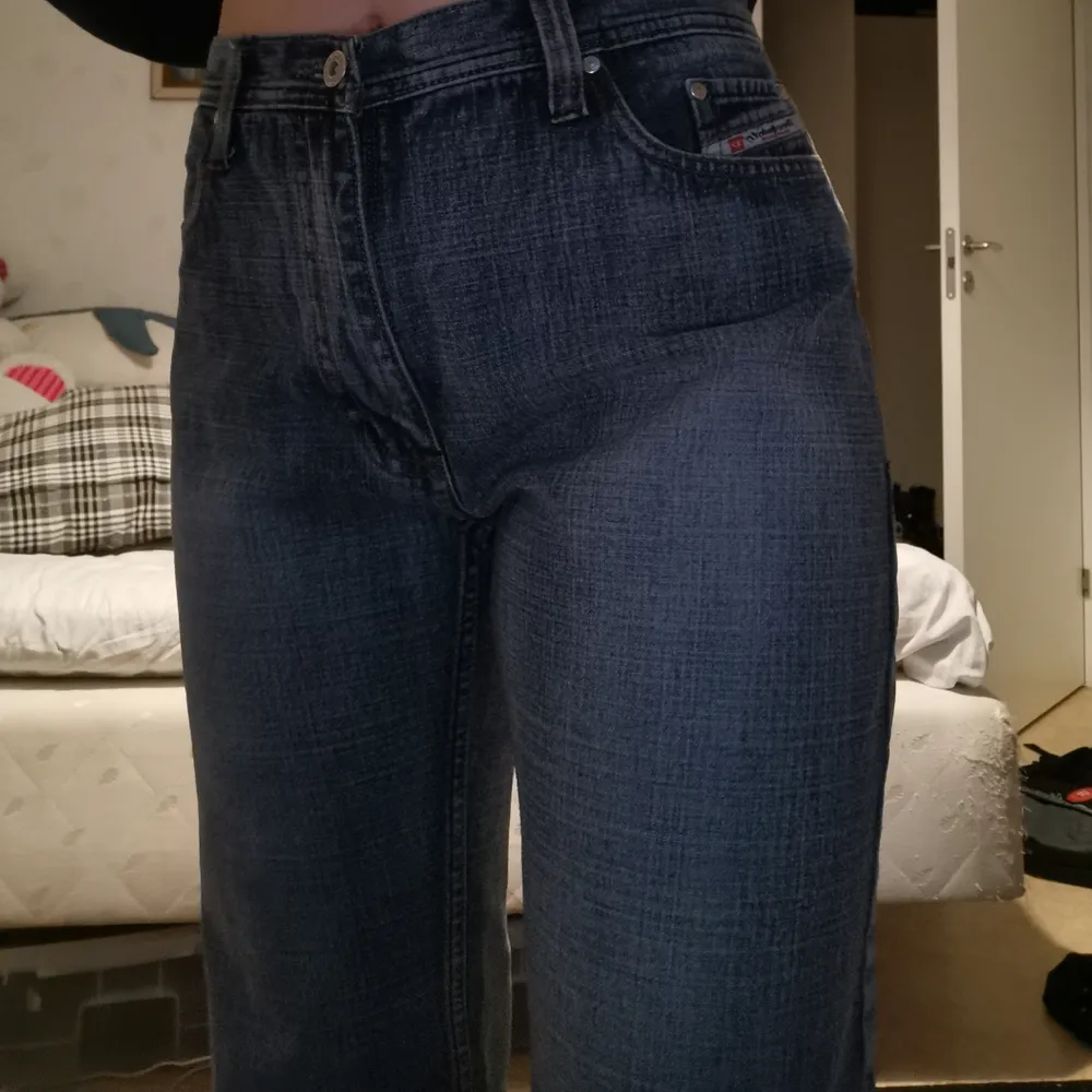 Herr jeans från disel. Då de är stora håller jag i dem baktill. Personen på bilden har vanliga fall s i jeans och är 165cm lång. Byxorna går ned till golvet. Säljer då det inte riktigt var min smak. Passar allt från S-L minst. . Jeans & Byxor.