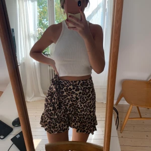 Leopard kjol - Fiiinaste kjolen från Urban outfitters. Har satt en hårnål så att den sitter bättre på mig som är en S/M egentligen. Går säkert att sy in också. 