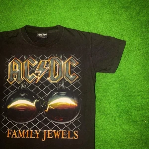 Vintage ACDC tshirt  - Vintage ACDC tee 🔥  ⠀⠀⠀⠀⠀⠀⠀⠀⠀⠀⠀⠀ •Storlek: (herr)Medium men funkar som Small också •Skick: 8/10  Mitt pris är 650 men ej hugget i Sten så kom med era bud!