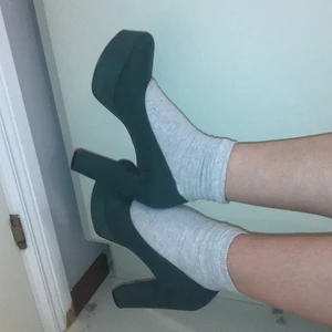 Gröna bikbok högklackar, 12 cm, strl 39 - Ett par väldigt fina mörkgröna klackar som är ca 12 cm höga, storlek 39 och säljs då dem är lite för små för mig. Kan mötas i Stockholmsområdet vid köp!