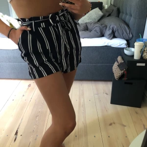Randiga shorts - Svart-vit randiga shorts i mjukt material från H&M, FRAKT INGÅR I PRISET, kontakta för fler bilder eller frågor, buda gärna