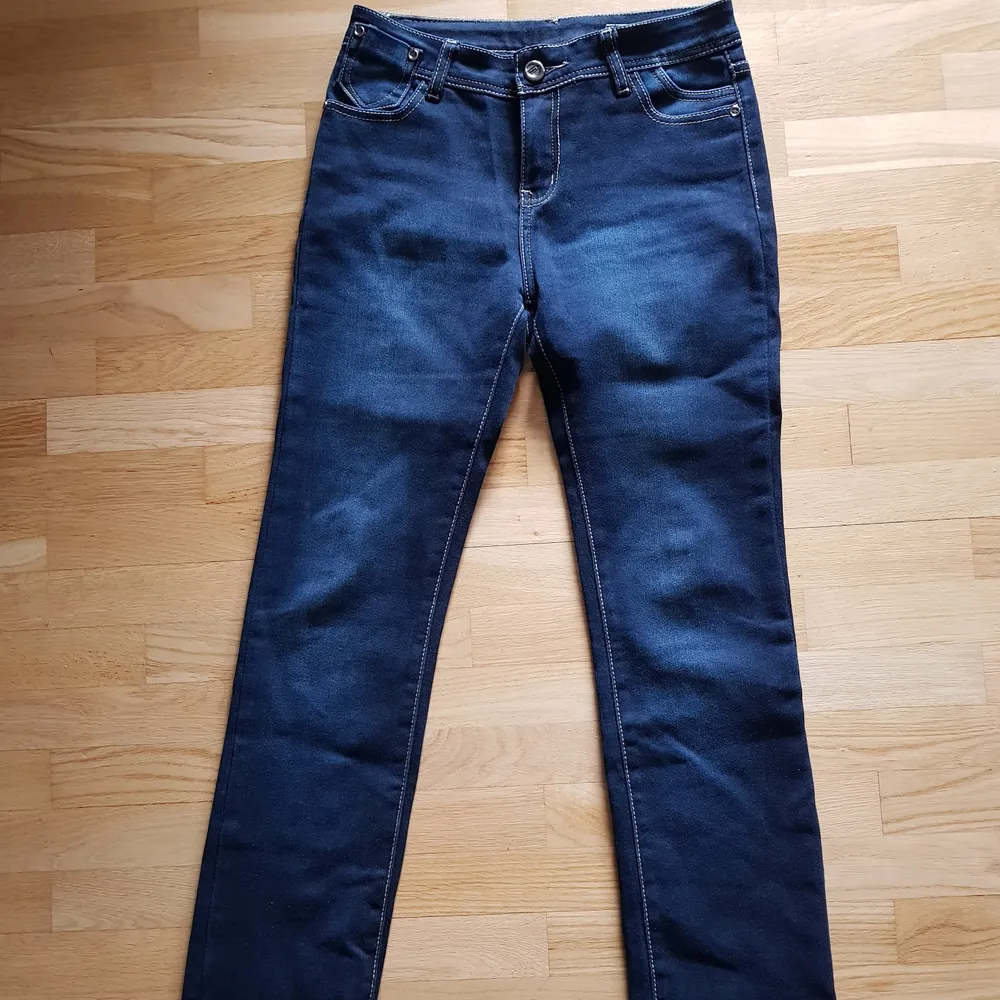 Så mjuka och lena jeans. Som nya då de bara är testade!  39 cm tvärs över. Raka i benen.. Jeans & Byxor.