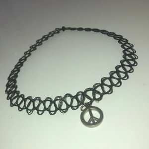 Choker  - En svart 90-tals choker med ett peace tecken på. Väldigt stretchig och knappt använd. Hör av er för mer information!☺️💗
