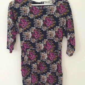  - Superfin & bekväm klänning från Rules by Mary. Knäppning i ryggen med 1 knapp. 