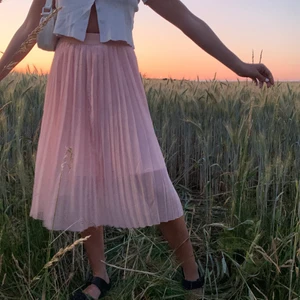 Fin plisserad kjol från NAKD!💘 - Säljer nu min älskade nakdkjol! Så fin till både en lite n topp och till en overzized sweatshirt som ni ser på bilderna!!🙏använd några få gånger till instagrambilder bara! Buda gärna! Frakt tilkommer!🦋nypris:399