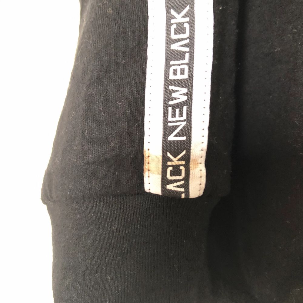 new black långärmad tröja i storlek s. passar m också. det är en liten fläck på höger ärm (3dje bilden) men verkligen ingenting man ser eller lägger märke till och är fräsch och hel utöver det.. Tröjor & Koftor.