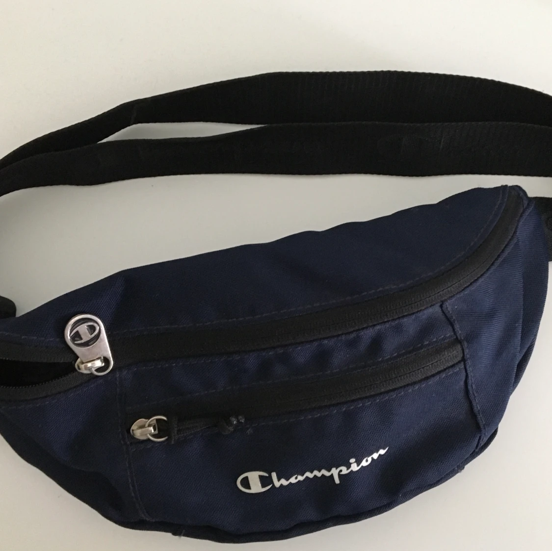 mörkblå champion midjeväska 