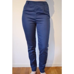  - Blå byxor med hög midja från weekday, storlek S med ganska liten midja.