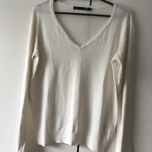 Vit tröja. Lager 157. Storlek M. - Säljer en ny ” smutsig ” vit tröja, aldrig använd. Tröjan är i storlek M men passar S. Köparen står för frakt. 🦋