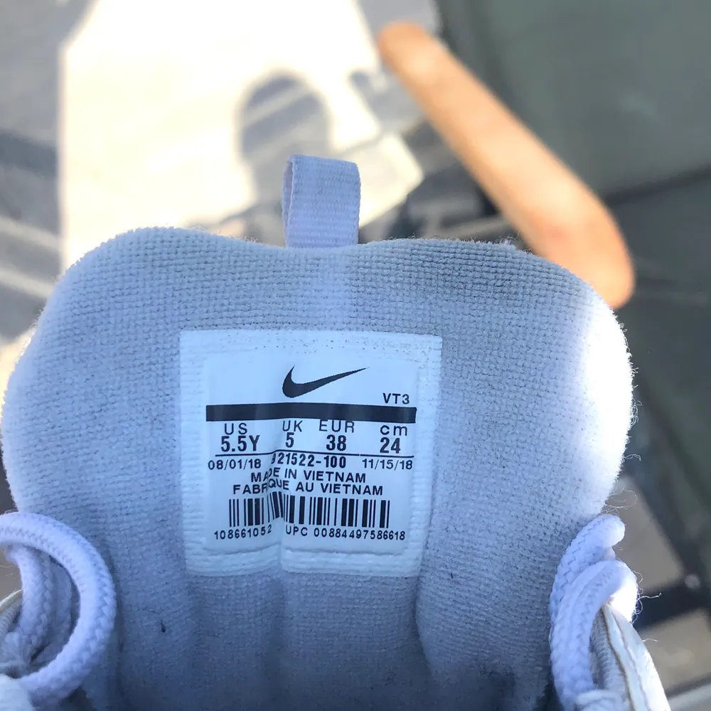 Säljer nu mina fina Nike air  Max 97 pågrund av att de  inte kommit till användning längre. Skorna är använda men fortforande i ett fint skick. Nypris 1500 kr. Frakt ingår i priset ✨. Skor.