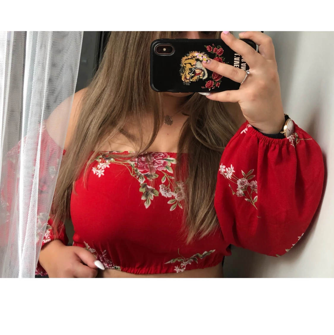 Röd, blommig topp. Storlek S passar M. - 90