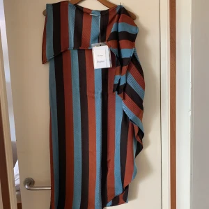 Ny Acne Studios Klänning/ S - Super fin Ny Acne Studios Klänning , semple sale , strl.S, aldrig använd.