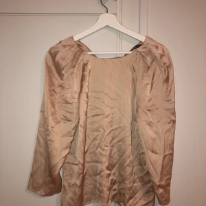 BLUS - Sååå fin blus i guld/champange färg! Glansigt material💛 