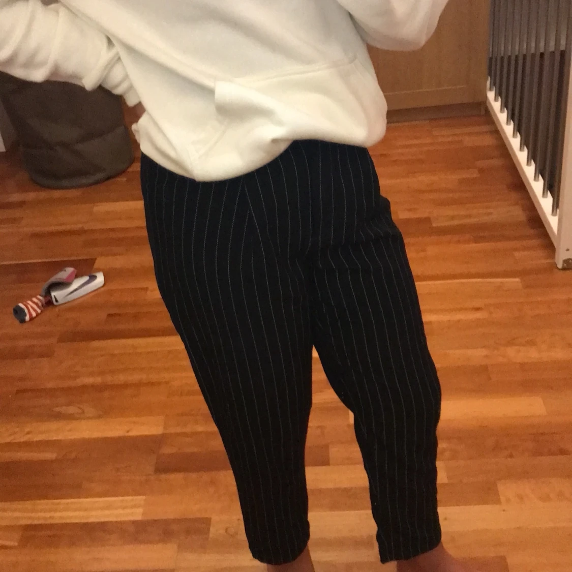Svarta kostymbyxor med vita ränder - 90