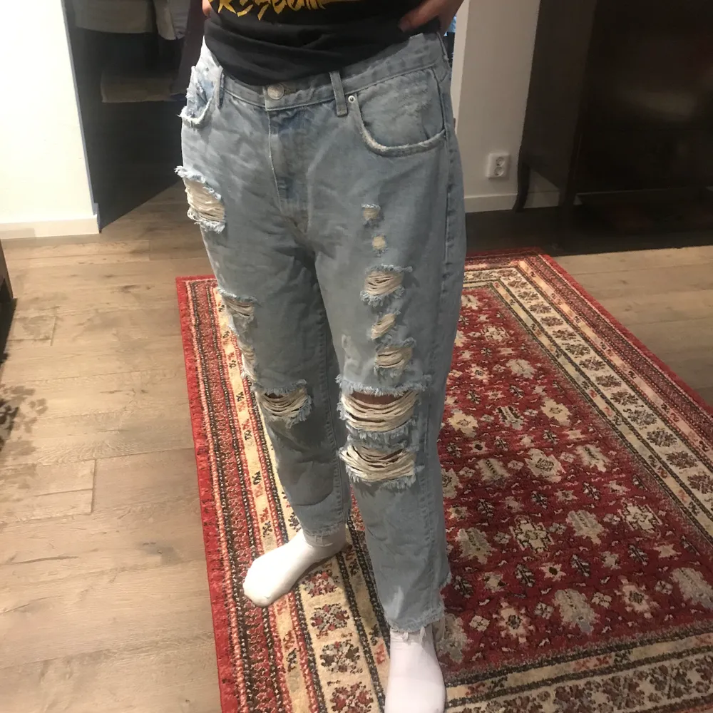 Shit snygga jeans från Gina. Storlek 42, tyvärr lite för stora för mig. Nypris 499 kr och säljer för 80 kr om inte budgivningen går uppåt, köpare står för frakt. Jeans & Byxor.