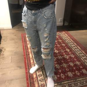 Shit snygga jeans från Gina. Storlek 42, tyvärr lite för stora för mig. Nypris 499 kr och säljer för 80 kr om inte budgivningen går uppåt, köpare står för frakt