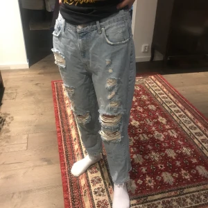 Gina håliga byxor - Shit snygga jeans från Gina. Storlek 42, tyvärr lite för stora för mig. Nypris 499 kr och säljer för 80 kr om inte budgivningen går uppåt, köpare står för frakt