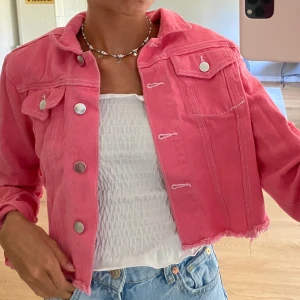 Rosa jeansjacka - Säljer denna coola, croppade, rosa jeansjacka med lite slitningar från boohoo. Den är oanvänd och slutsåld på hemsidan. Köpte den för 249kr men säljer den för 80kr+frakt(79kr) Om fler är intresserade blir det budgivning. Skriv privat för frågor⚡️💕💕