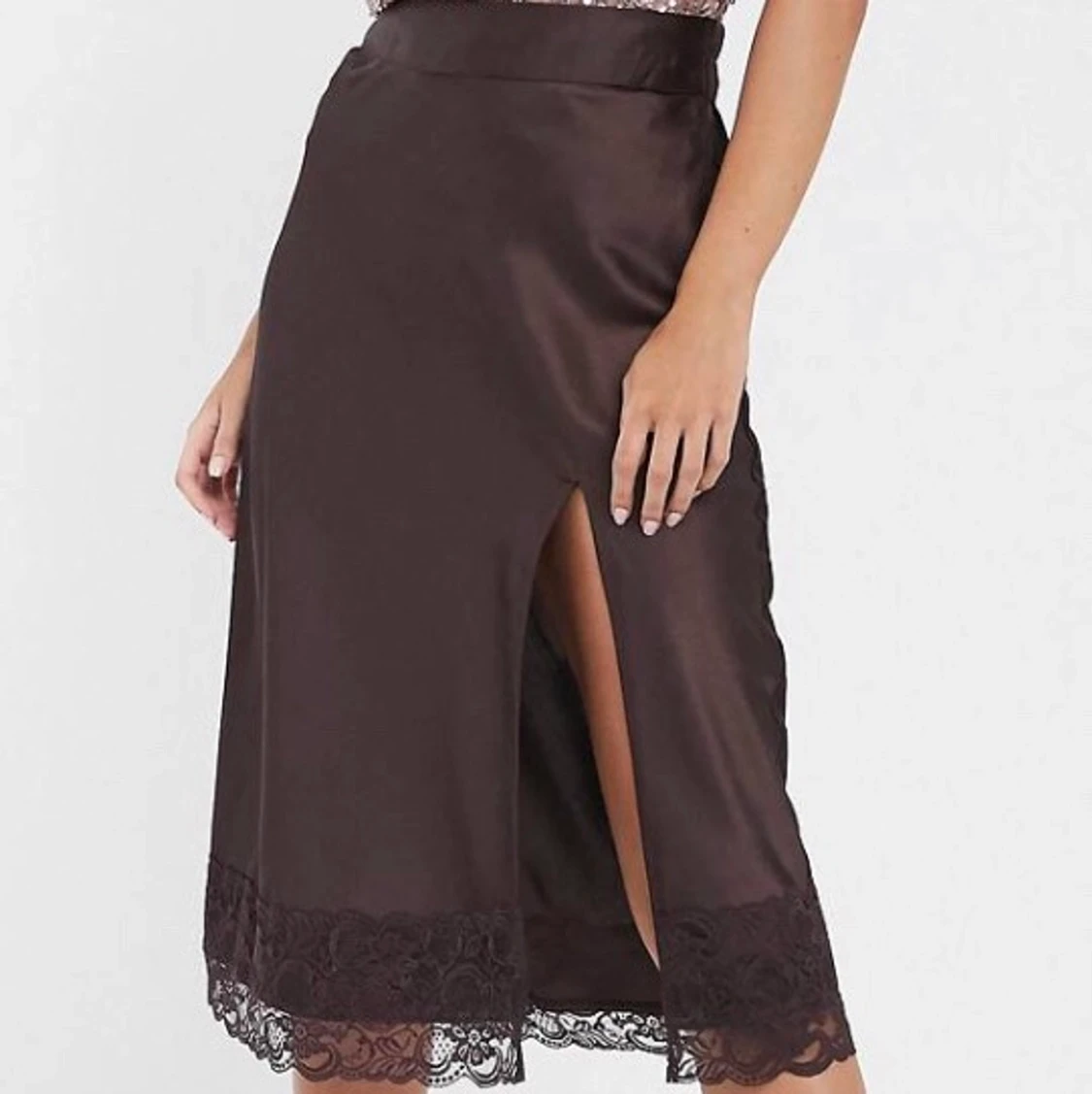 Brun satinkjol med slits  - 90