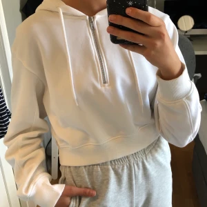 Sheri Half Zip Hoodie - Skön och snygg croppad hoodie från Weekday. Nypris 400 kr, endast provad. Säljer för 200 + frakt 😌