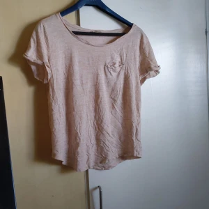 Basic t-shirt från HM - Beige / oatmeal basic tröja från HM, fejk ficka på bröstet 