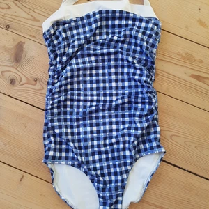 Baddräkt  - Baddräkt i mycket fint skick från Åhléns,köpt för några år sedan säljes då den ej kommer till användning hos mig använd max 5 gånger. Hör av dig vid intresse eller funderingar! Har swish. Mvh Thyra 