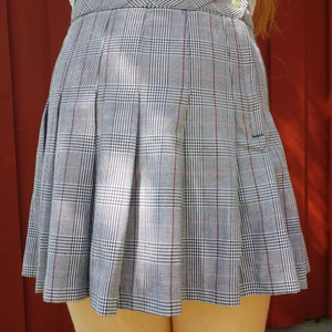Kjol med skolprint - Super fin och bekväm kjol med print liknande burberrys design. ✨ Kjolen har en dragkedja och knapp på sidan (syns på bilden). ♡ Skriv om du vill ha fler bilder!