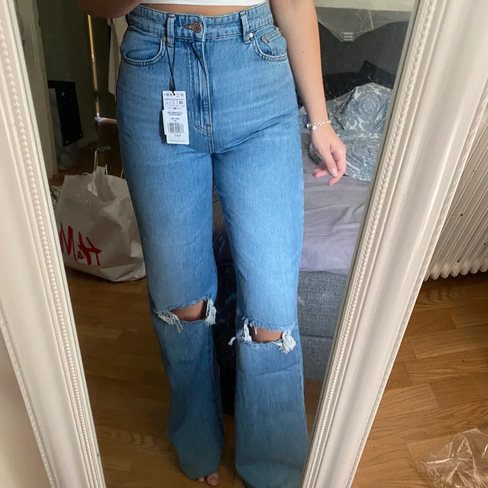 Skitsnygga nya jeans i storlek 40 men skulle säga att dom passar en medium. Aldrig använda helt nya, endast testade! BUDA🥰. Jeans & Byxor.