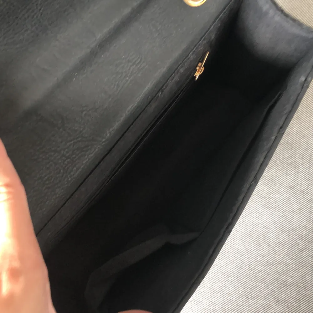 Två stycken svarta väskor, den översta säljs för 70kr eftersom den är mer använd och den under för 100kr båda för 150kr💕✨🌸köparen står för frakt✨buda gärna. Väskor.