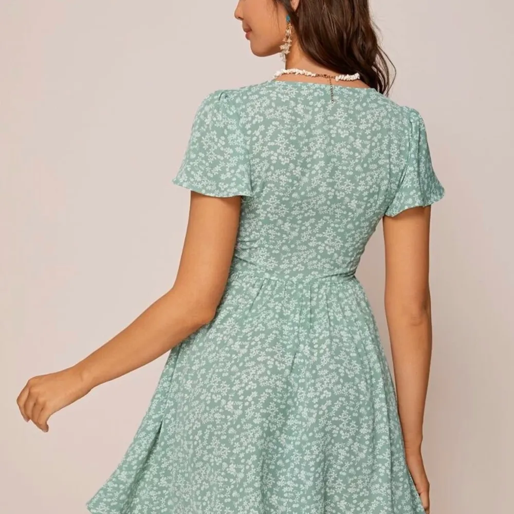 Säljer denna extremt fina klänningen från shein säljer pga för liten för mig och jätte synd för den va så så fin. HELT NY!!  Materialet är bra! Liten i storleken !💕💕  ❌köparen stor för frakt❌. Klänningar.