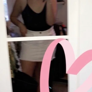 Jeans kjol från Nelly  - Den är för liten för mig därför säljer jag denna. Den är i fint skick endast använd en gång 🤩