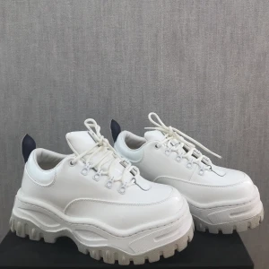 Eytys angel patent skor - Säljer mina Eytys angel patent skor i storlek 39 då de tyvärr är för små för mig. Endast använda 3-4ggr så de är i väldigt bra skick!