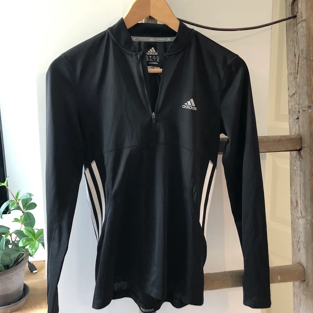 - Adidas - Superskön långärmad träningströja i svart - väldigt fint skick! Finns inget att anmärka - strl XS. Hoodies.