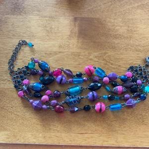 Fett armband  - Ställbart fett snyggt armband. Själva pärldelen är 18 cm. Sen är det en kedja.   Buda gärna.  Frakt 25kr. 