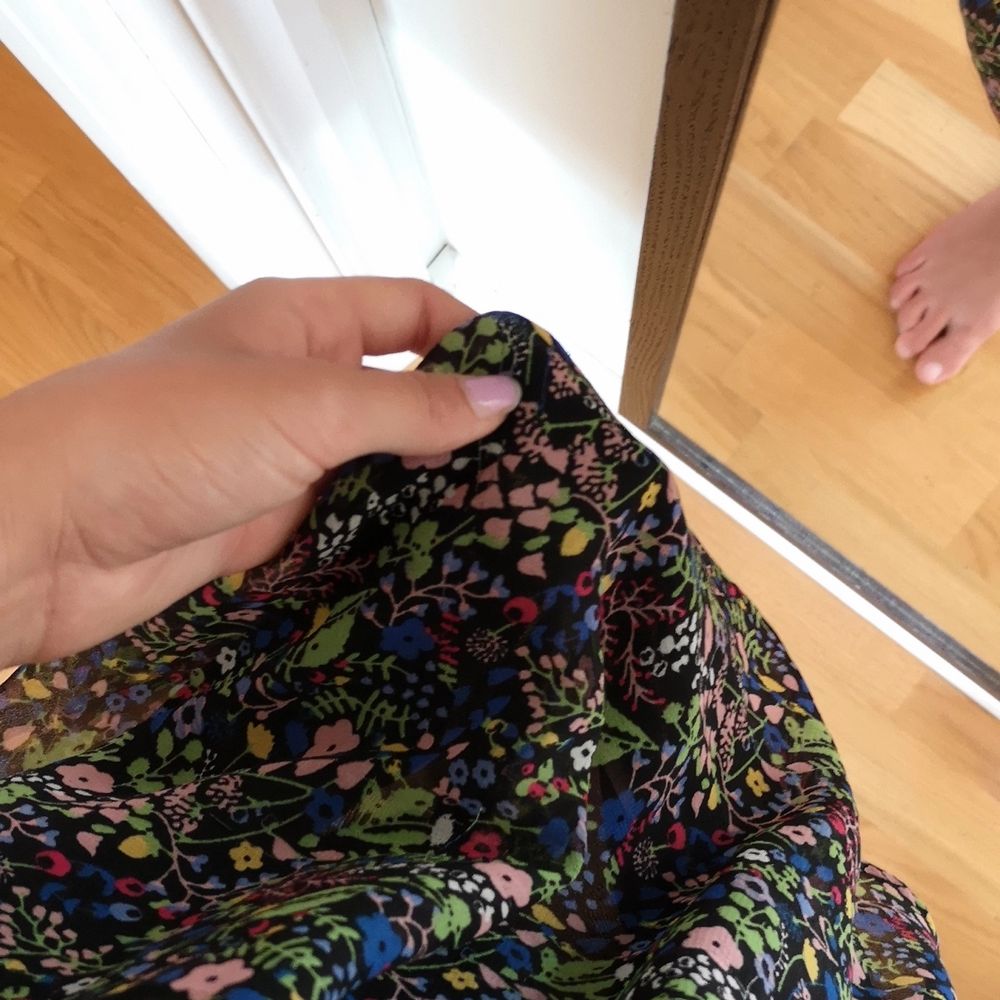 Vintage klänning i storlek 36. Super härligt material i ett sött blommigt mönster. En riktig sommarklänning. . Klänningar.