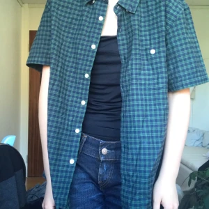 Skjorta  - Grön och blårutig skjorta i mycket bra skick! 