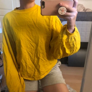 Gul tröja - En gul tröja från Nelly trend. Tröjan har ballongärmar och är i fint skick. Storlek xs. Frakt tillkommer. Skicka meddelande för mer bilder