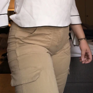 Cargobyxor  - Ännu ett par cargobyxor fast med en mörkare beige färg 