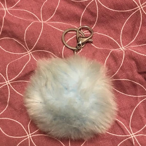 Fluffig nyckelring  - En fluffig boll med nyckelring :) 10kr + frakt 