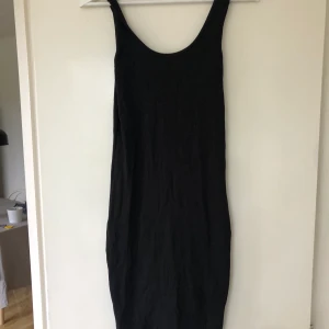 Ribbad klänning - Från Cubus. Strl S. Figurnära men stretchig. Köparen betalar frakt på 50 kr. 