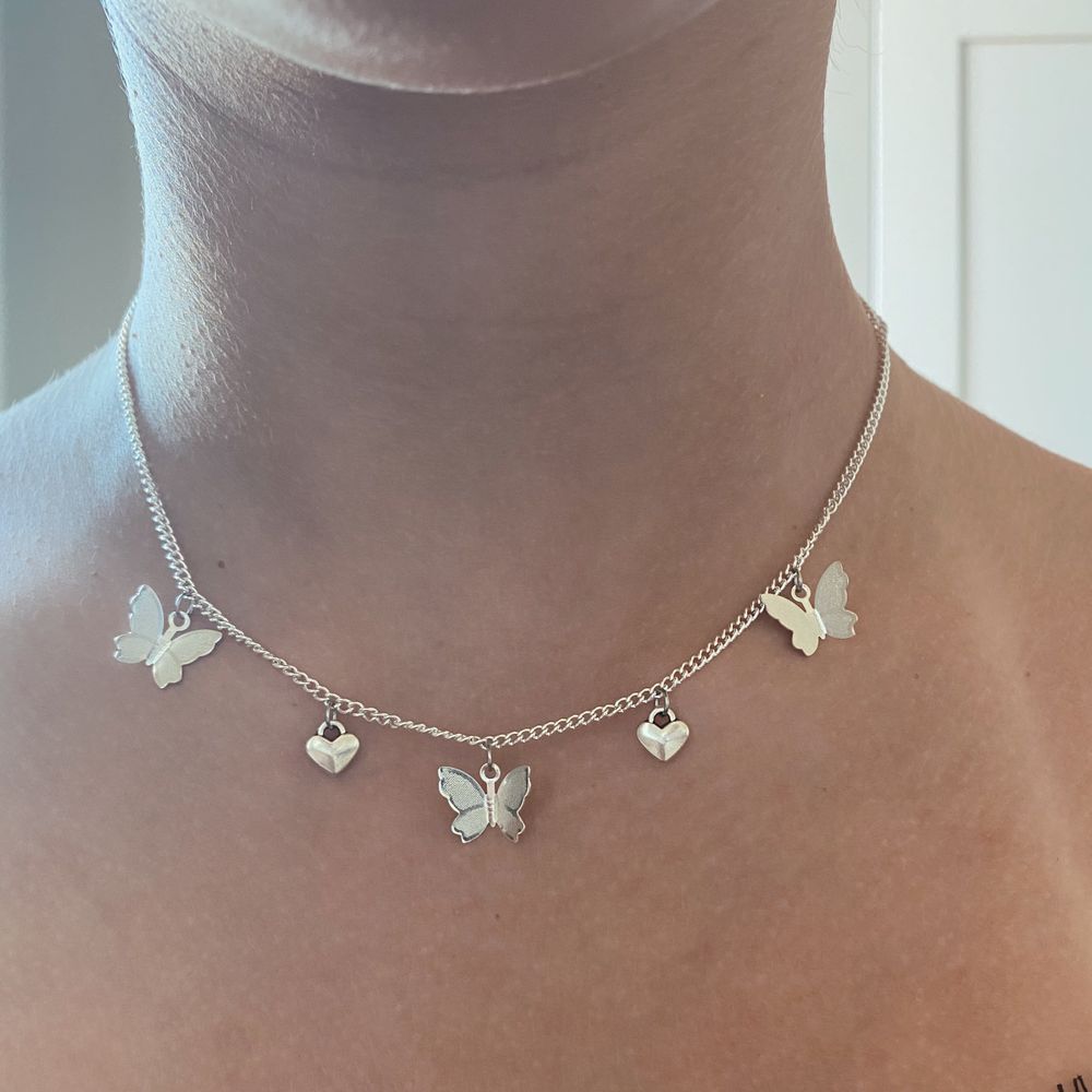 Handgjorda halsband med fjärilar/hjärtan. Går även att få ett halsband med endast hjärtan. Fri frakt 💓💗💘💖💞🤍 @jwlbylova. Accessoarer.