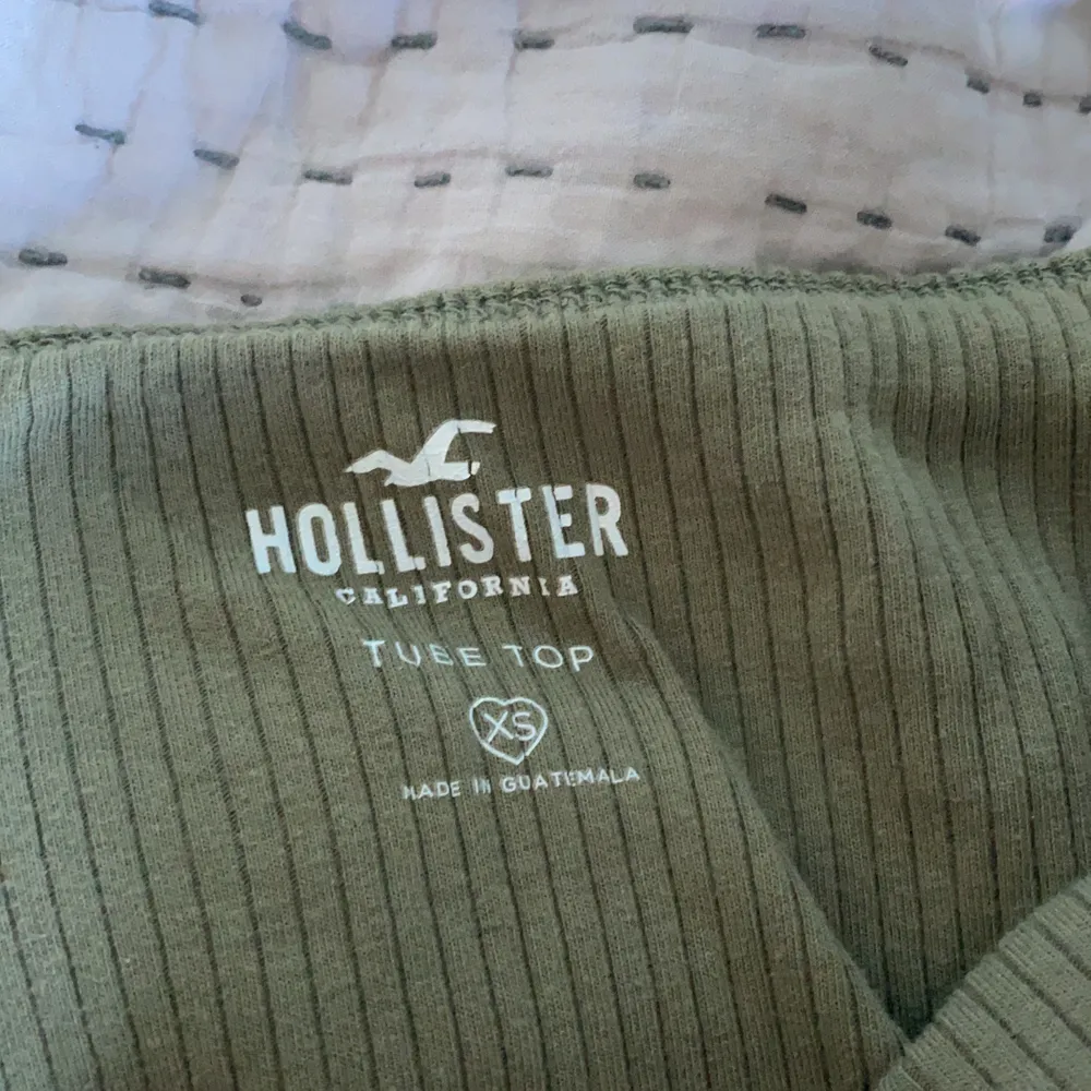 Jätte söt topp från hollister som tyvärr inte kommer till användning 50kr inkl frakt . Toppar.