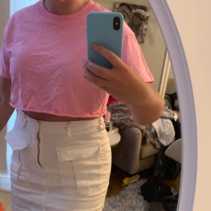 Croppad tshirt - Rosa croppad T-shirt ifrån bikbok, andvänd 1 gång. Normal i storleken 