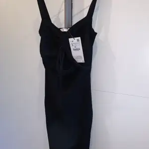 Super fin bodycon klänning från Zara. Aldrig använd & prislappen finns kvar