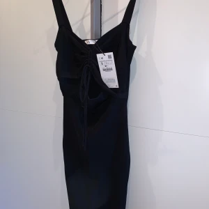 Bodycon klänning - Zara - Super fin bodycon klänning från Zara. Aldrig använd & prislappen finns kvar
