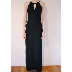  - Vintage långklänning med fin hals och rygg, slits på sidan, lite stretch i tyget, storlek 36.