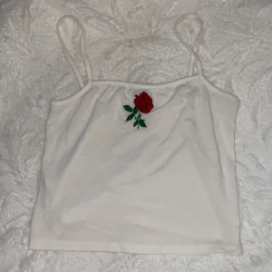 Vit topp med ros från Brandy Melville - Topp med ros från Brandy Melville, One Size, fint skick.